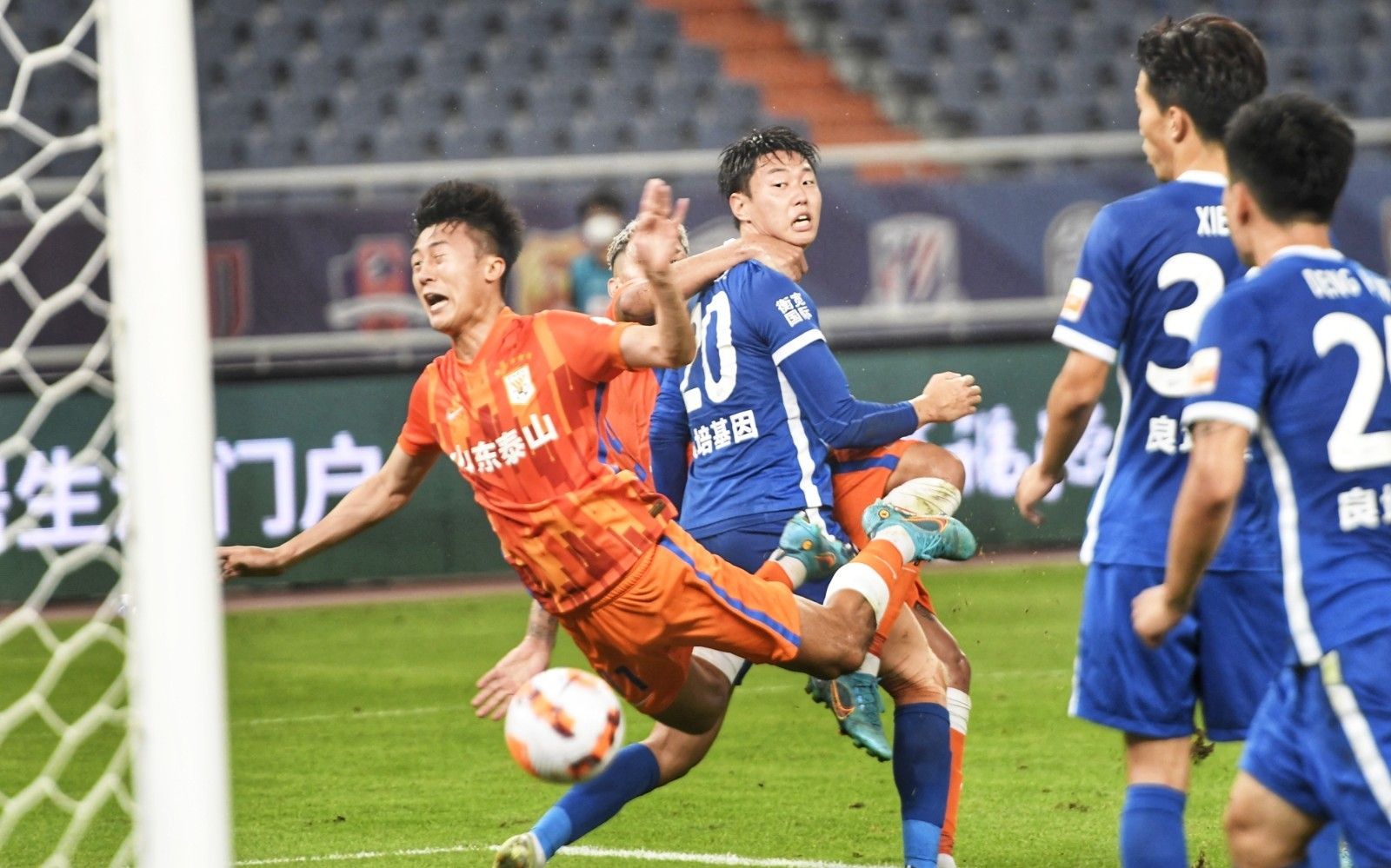 自意甲首秀以来代表同一球队参与超过100球，莱奥是同期第4人