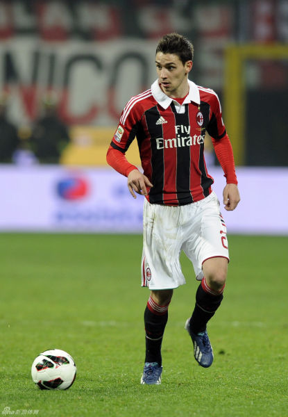 曼联中场梅努的未来：从边缘到重生