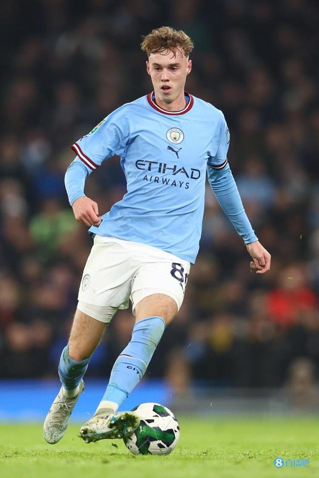 日本队以2-0击败加纳队，堂安律远射破门，阿布受伤离场，日本队近10场全胜，展现强大实力。