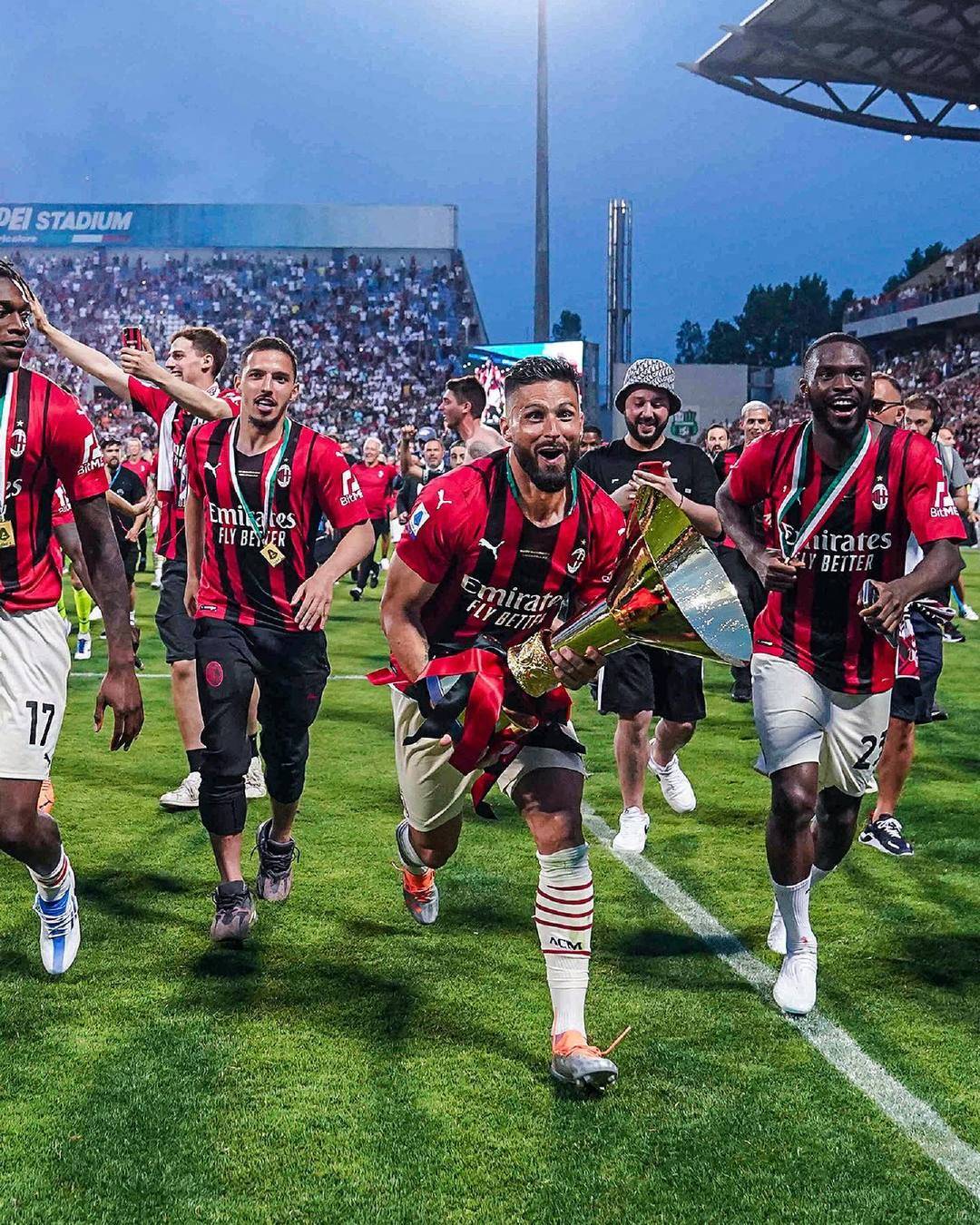 记者：申花携六外援出战广岛三箭，李可因伤未随队前往