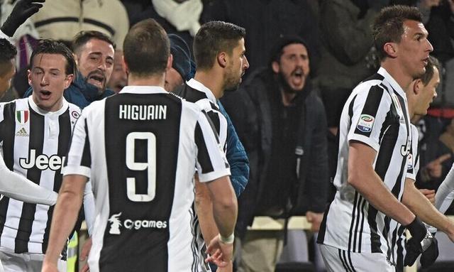 整活，布拉格斯拉维亚把梅西回诺坎普的背景P成自家主场