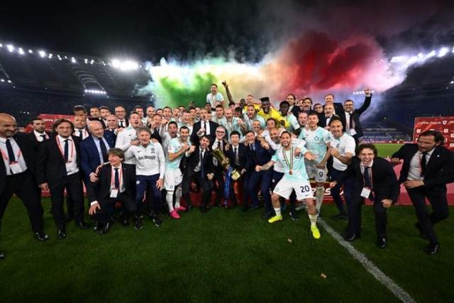 被记者问如何迅速克服伤病，刚果中场萨迪基举起圣经笑而不语（记者问他如何迅速伤愈，刚果中场萨迪基举起圣经，微笑不语）