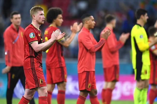 西媒：因提前将C罗替换下场，利雅得胜利主帅遭球迷猛批（西媒：提前换下C罗惹争议，利雅得胜利主帅遭球迷炮轰）