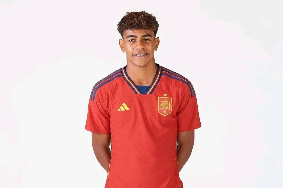 卢卡·齐达内：爷爷为我代表阿尔及利亚队而高兴，父亲也支持（卢卡·齐达内：代表阿尔及利亚让爷爷欣喜，父亲亦力挺）